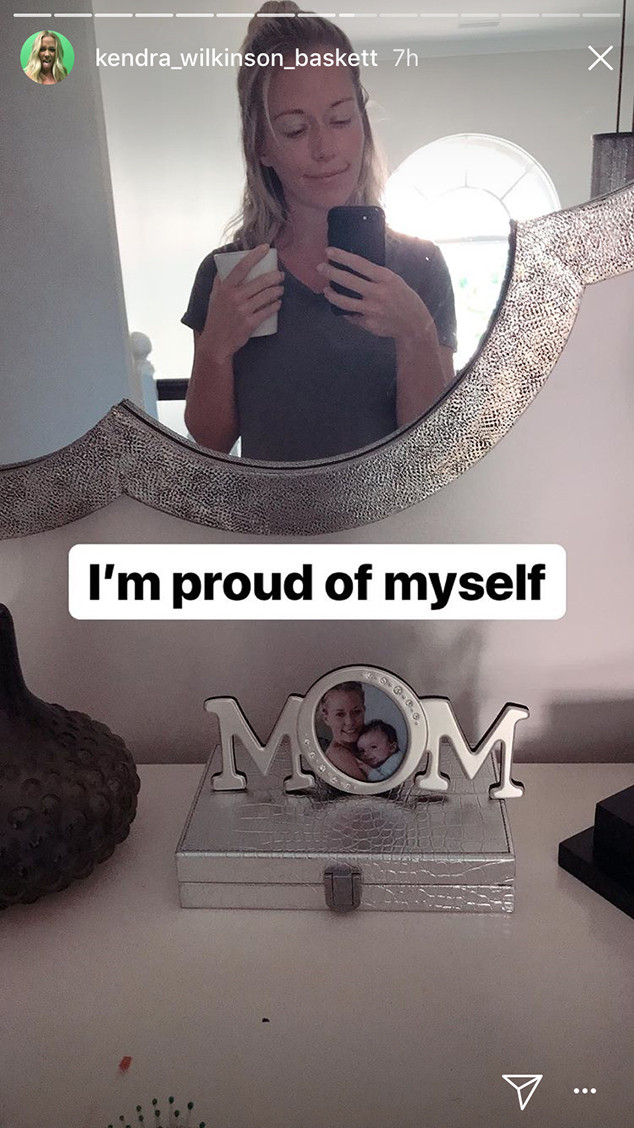 Kendra Wilkinson Takes Off Her Wedding Ring and Breaks Down on